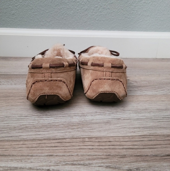 UGG  Dakota Slippers - Picture 5 of 7